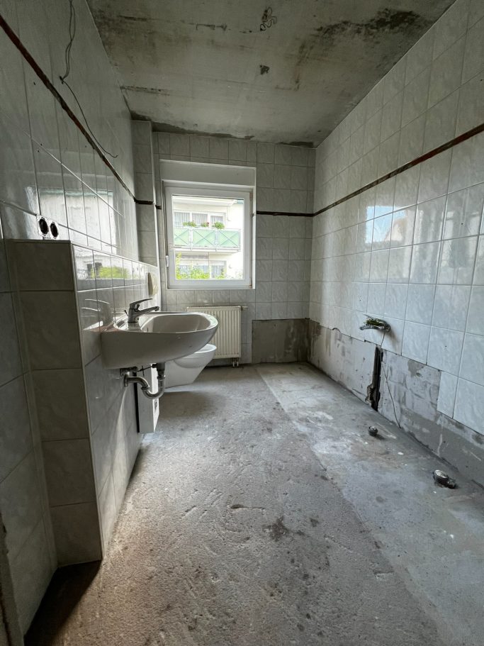 Vom 90er Jahre Fliesenbad zur Spa Oase Aufnahme 2